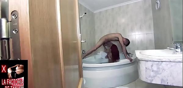  Se folla la boca antes de darse un relajante baño en el jacuzzi